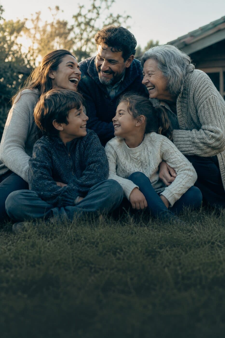 Familia protegida en su hogar